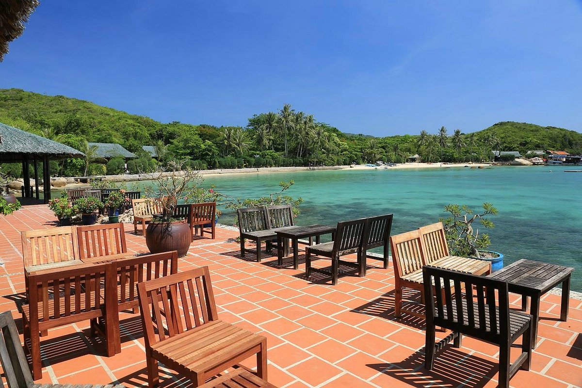 Seaside tables at Whale Island Resort provide a tranquil and airy dining environment.