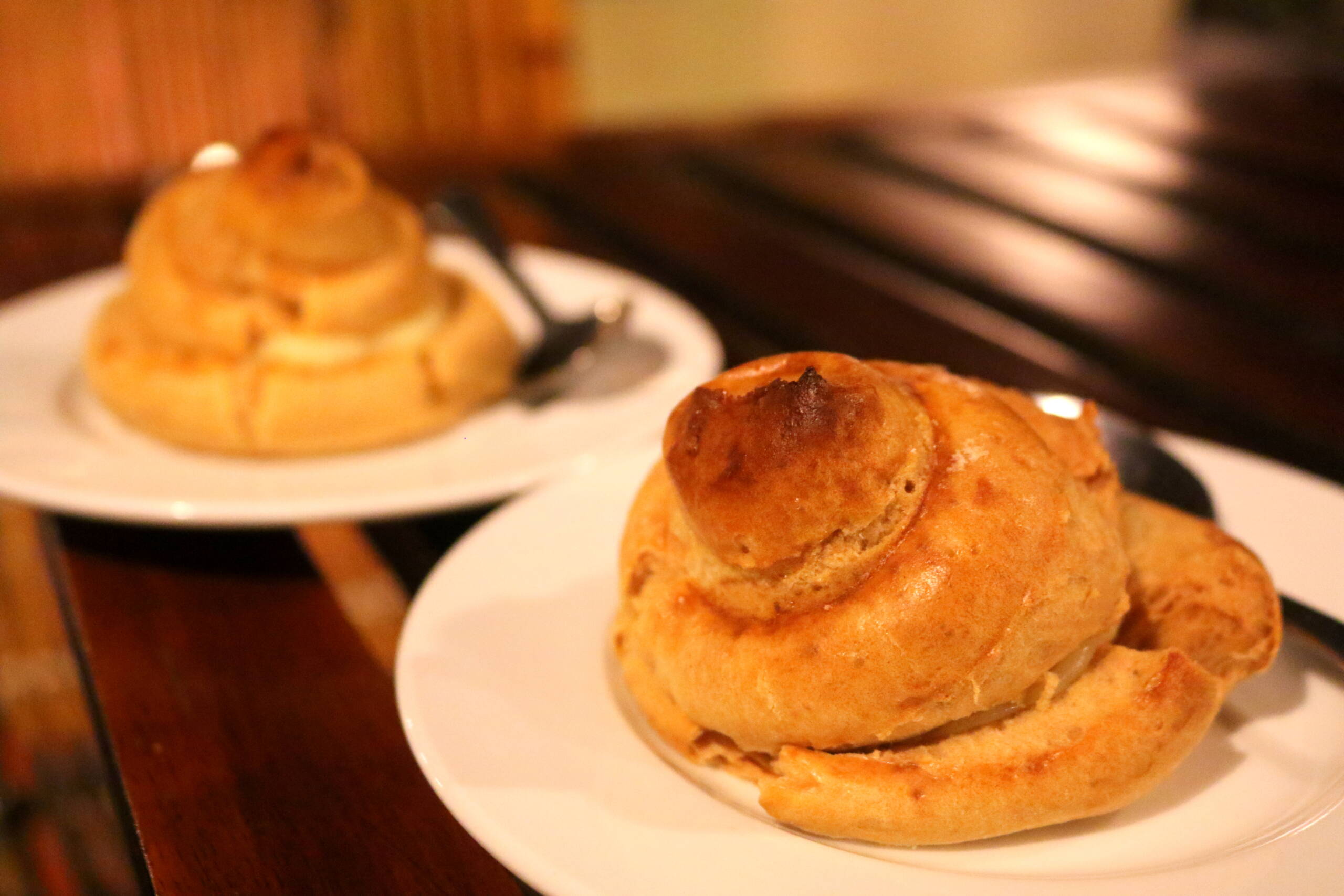 The cream puffs at Whale Island Resort captivate diners with their gentle sweetness and soft texture in every bite.