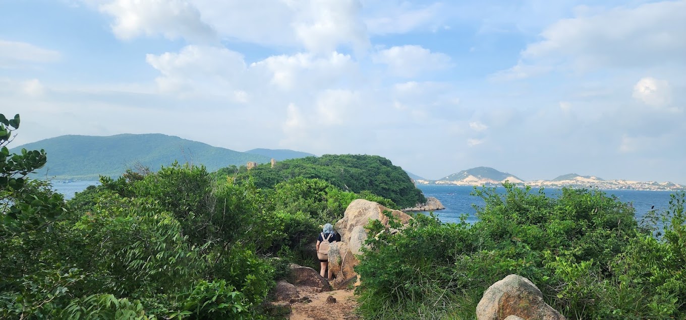 Hoạt động Trekking tại Whale Island Resort